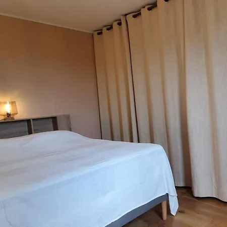 Modern T2 Near Train Station With Swimming Pool