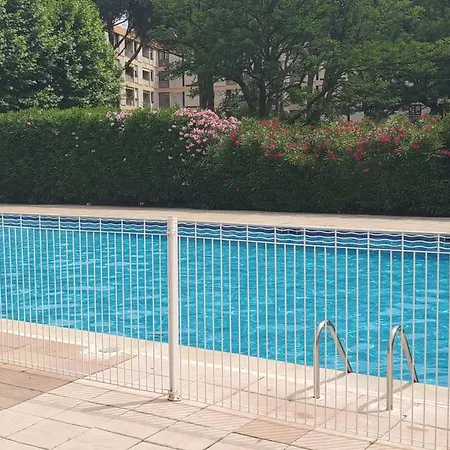 Modern T2 Near Train Station With Swimming Pool 아파트