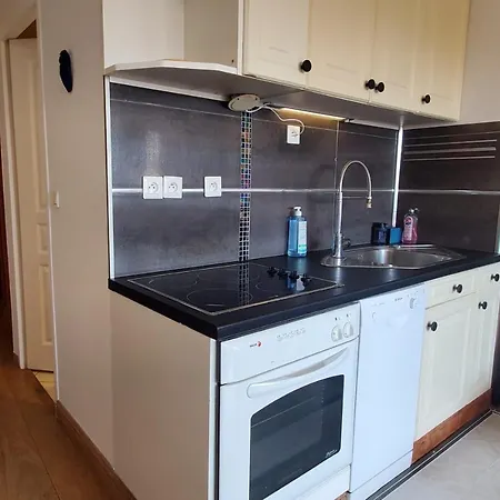 Modern T2 Near Train Station With Swimming Pool 아파트