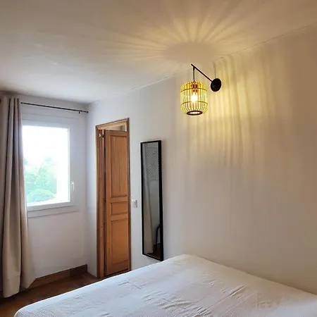 Modern T2 Near Train Station With Swimming Pool